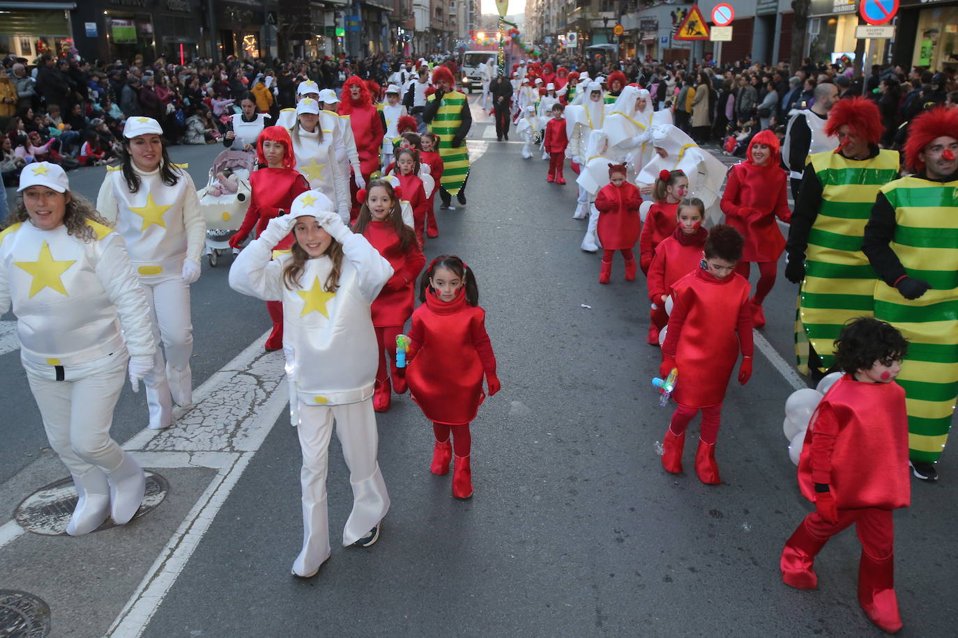 Fotos: Color y música en el multitudinario desfile de Logroño