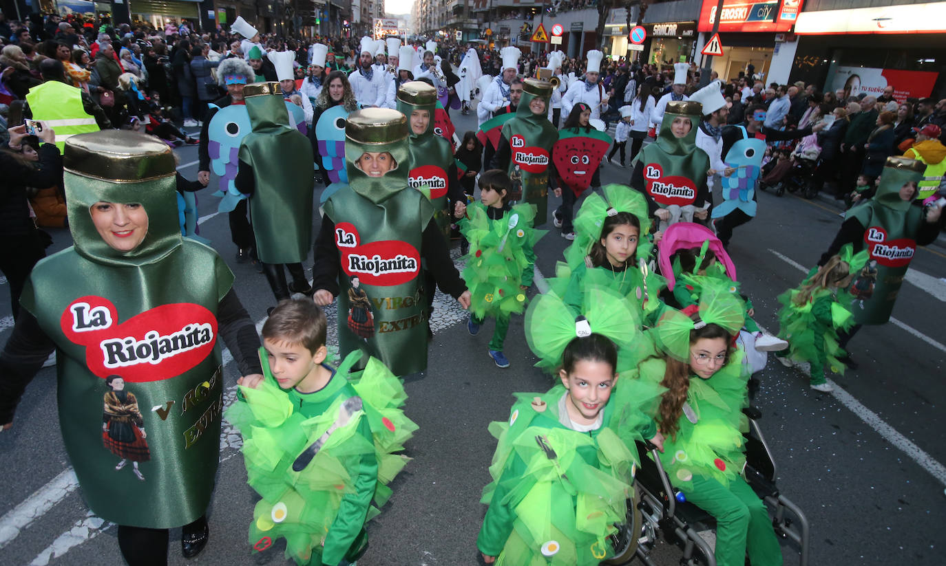 Fotos: Color y música en el multitudinario desfile de Logroño