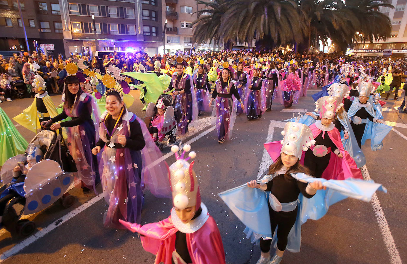 Fotos: Color y música en el multitudinario desfile de Logroño