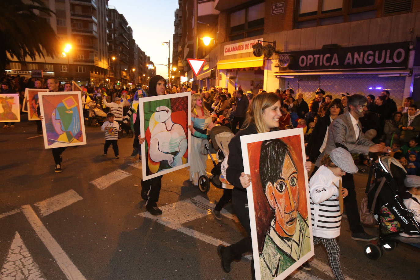 Fotos: Color y música en el multitudinario desfile de Logroño