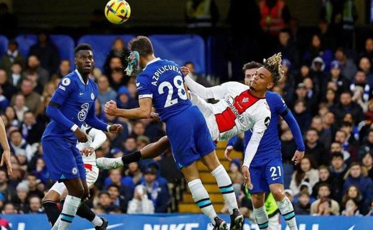 El defensa español César Azpilicueta dio un susto enorme este sábado al recibir una patada en la cabeza.