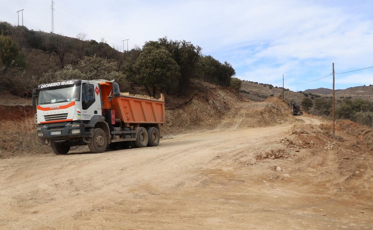 Las máquinas y operarios trabajan estas semanas en los taludes. 