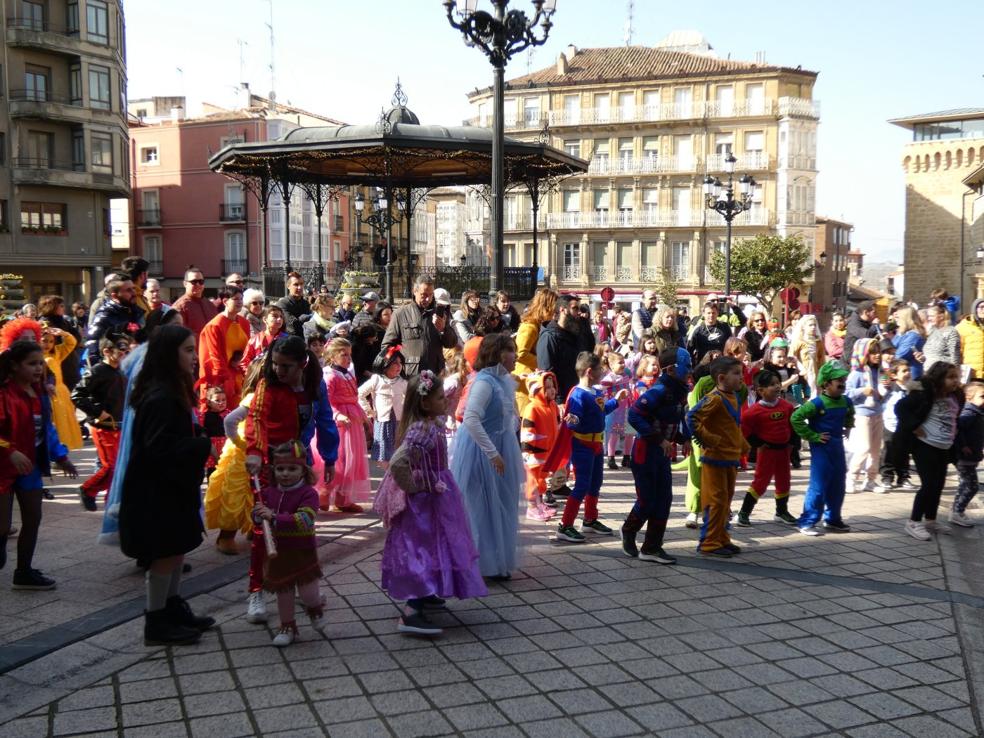 Pequeños y mayores disfrutaron del Carnaval infantil.