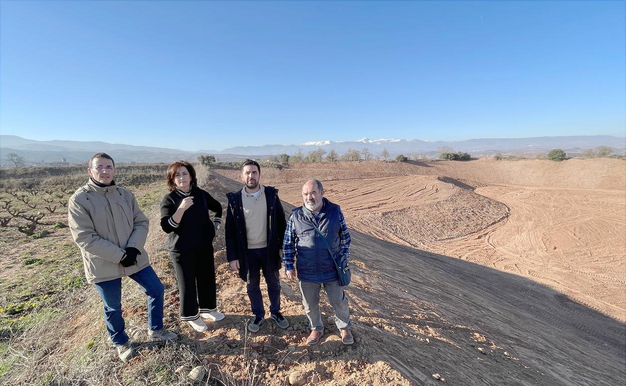 ubén Esteban, Concha Andreu, Álex Dorado Nájera y Manuel Martínez Ábalos visitan, la mina abandonada para inspeccionar el desarrollo de los trabajos.