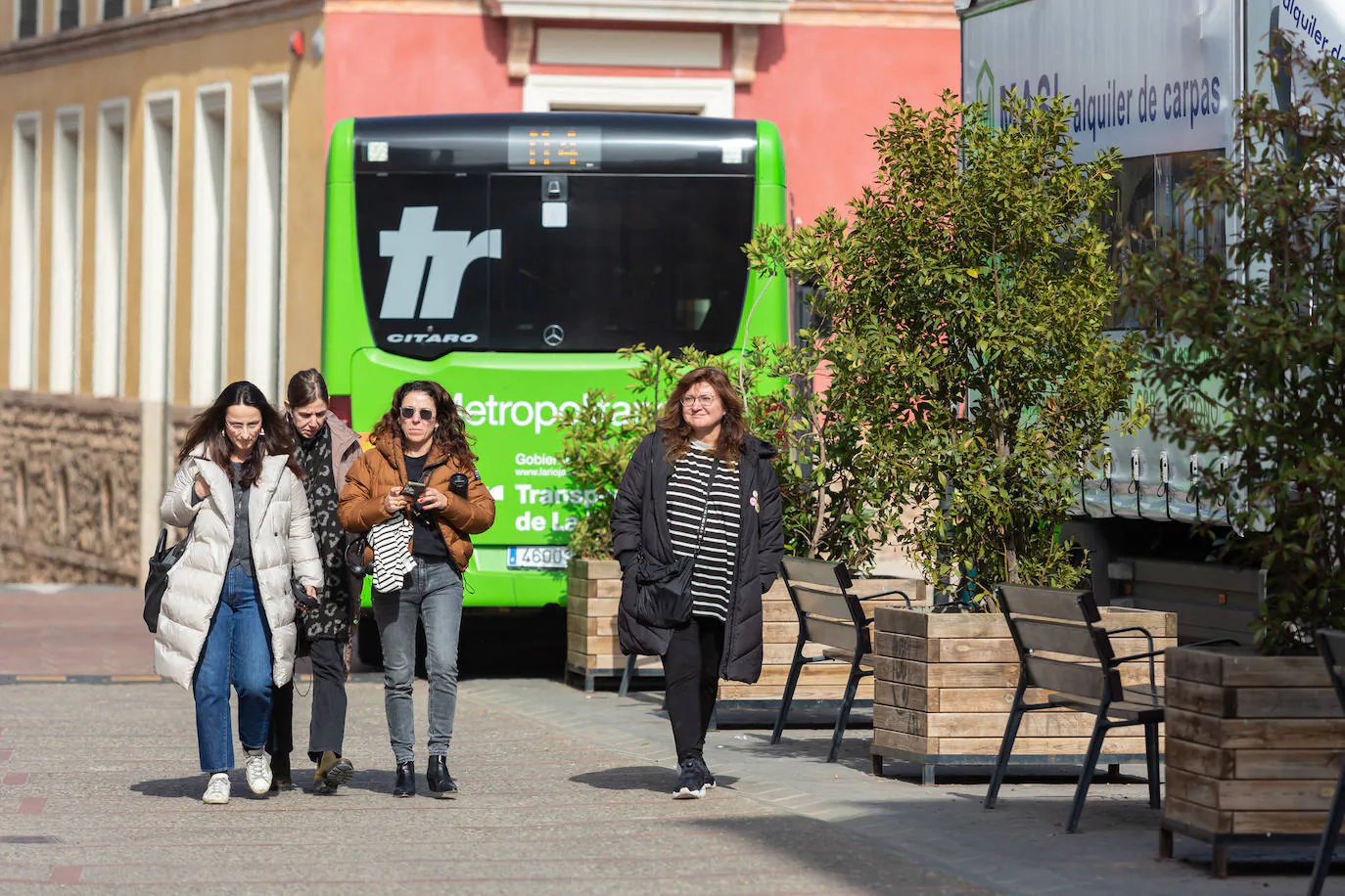 Coixet se dirige al rodaje con otras compañeras.