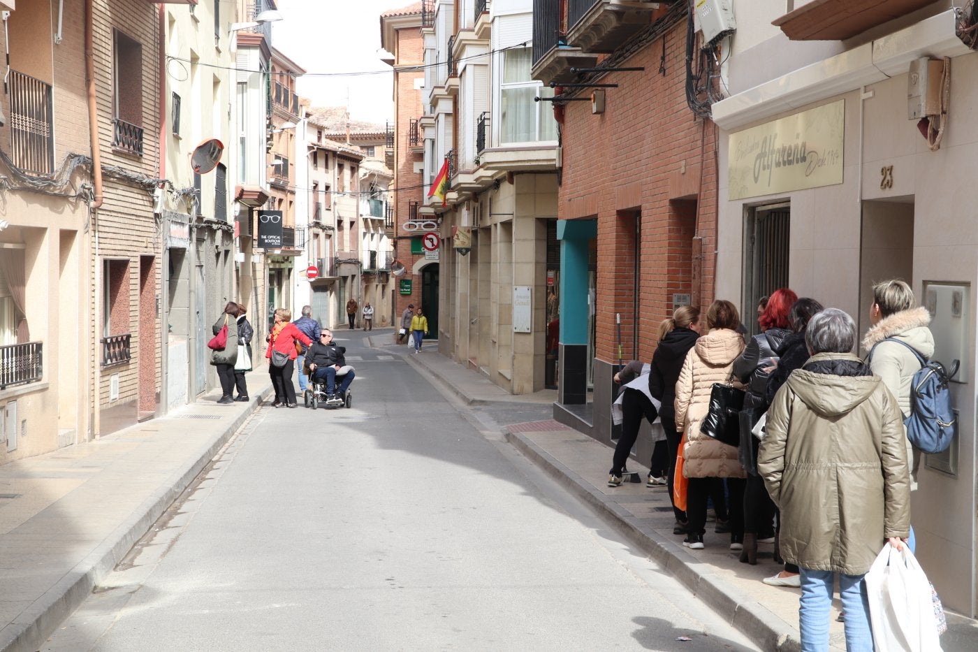 Veintitrés comercios saldrán a la calle este viernes y sábado con rebajas en sus productos, como los de la calle Tudela. 