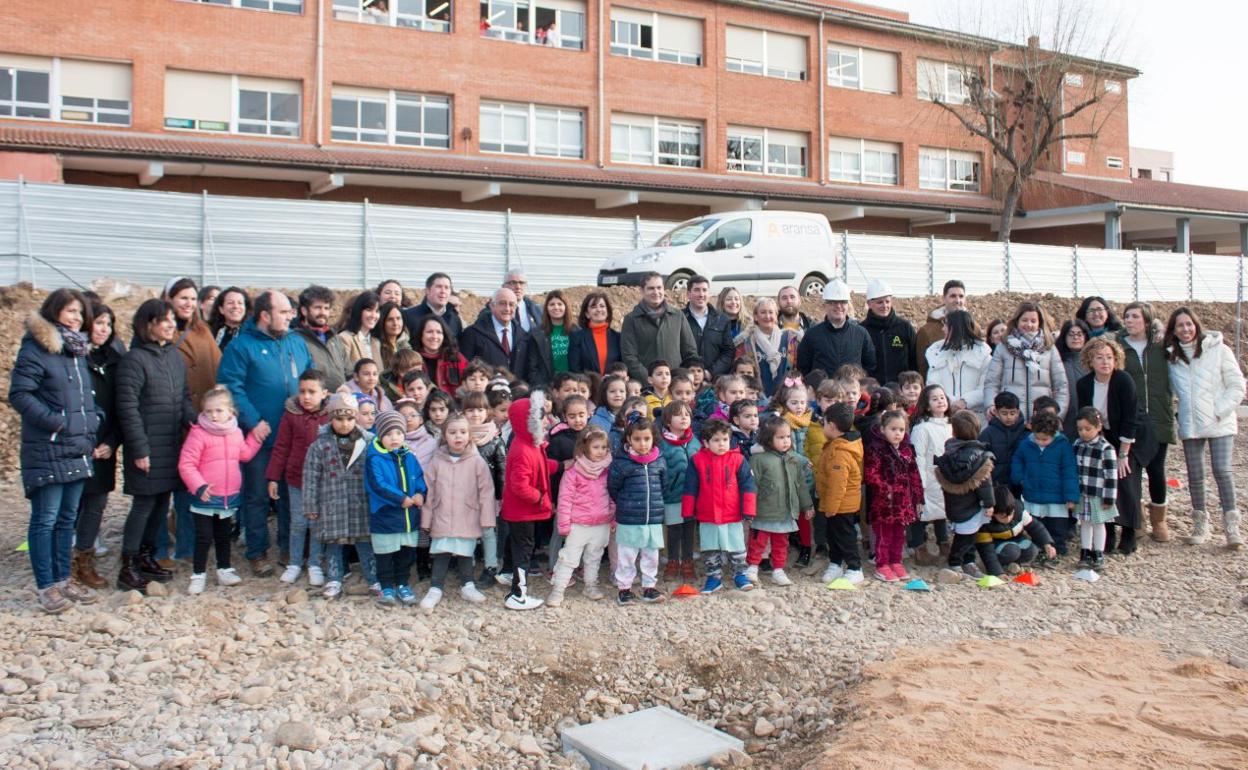 Representantes políticos, de la comunidad educativa del colegio y niños inmortalizaron el acto con una fotografía de grupo en el lugar de las obras. 