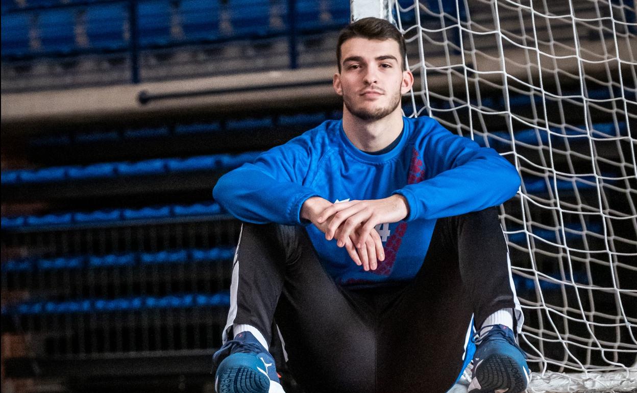 Juan Palomino posa en una de las porterías del Palacio. 