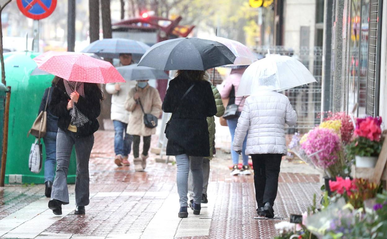 Lluvia en las calles de Logroño, en una imagen de archivo. 