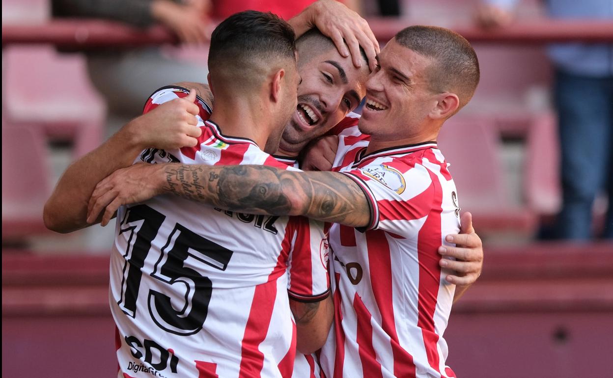 Samanes y Unzueta celebran un gol con Víctor Ruiz. 