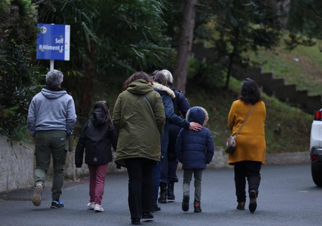 Alumnos se alejan junto a sus progenitores del Liceo