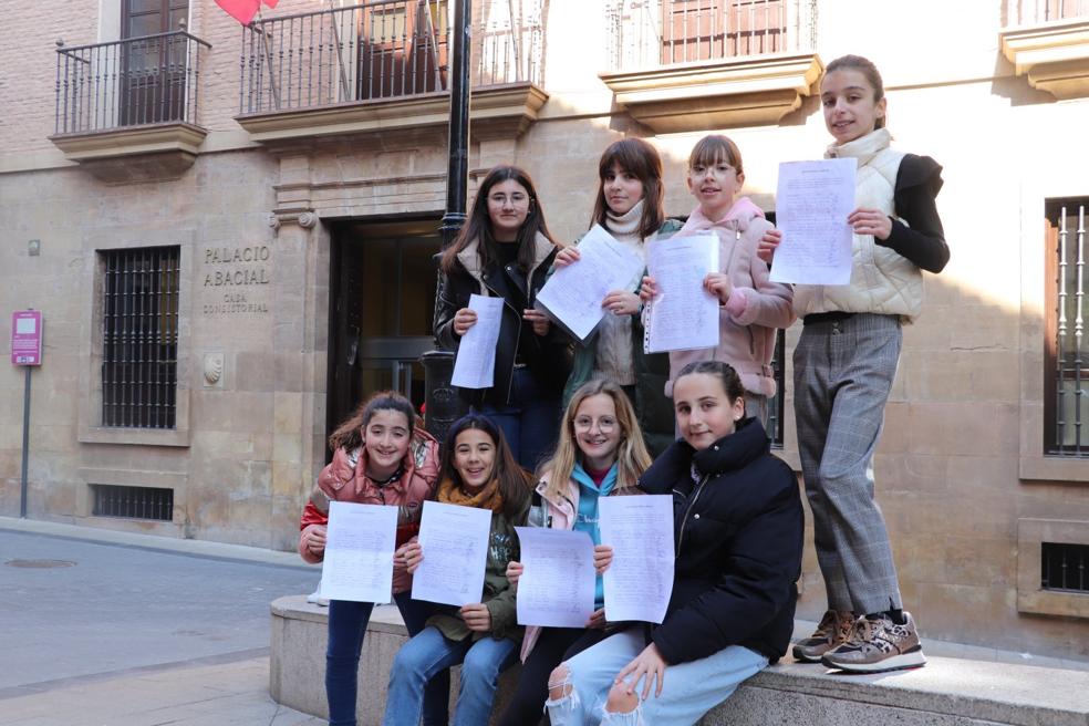 El grupo de amigas de 11 años con las firmas recogidas durante estas semanas, antes de presentarlas y registrarlas en el Ayuntamiento. 