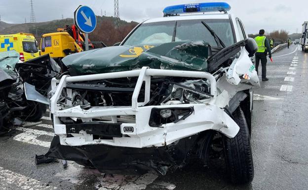 El estado en el que ha quedado el coche de la Guardia Civil.