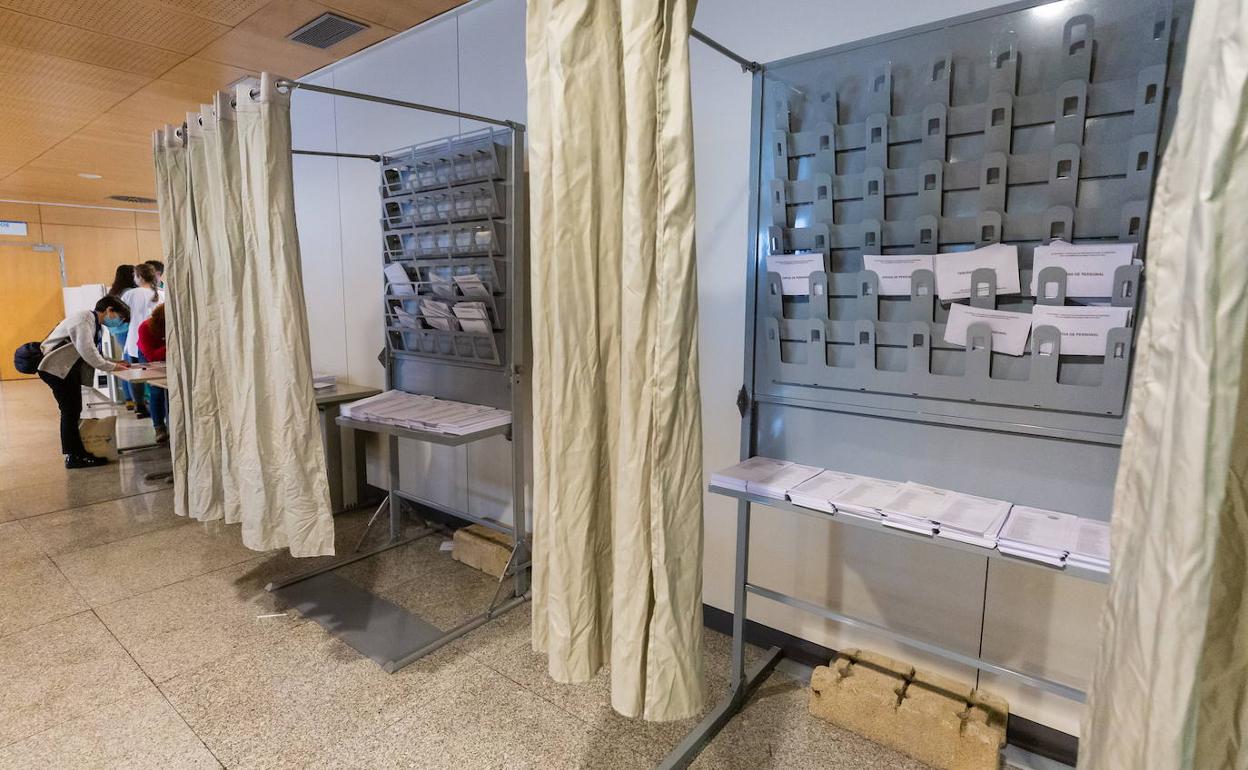 Una cabina para las votaciones, ayer en el hospital San Pedro.