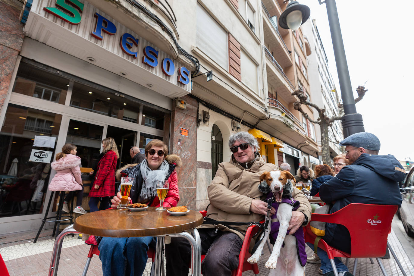 Mely y Peque disfrutan del último vermú junto a su perro en la terraza del bar. 