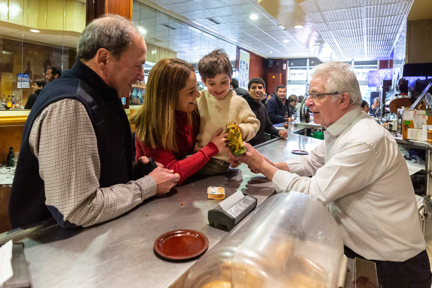 Ramón Sáenz, Loreto y el pequeño Enzo, tres generaciones de una misma familia junto a Martín. 