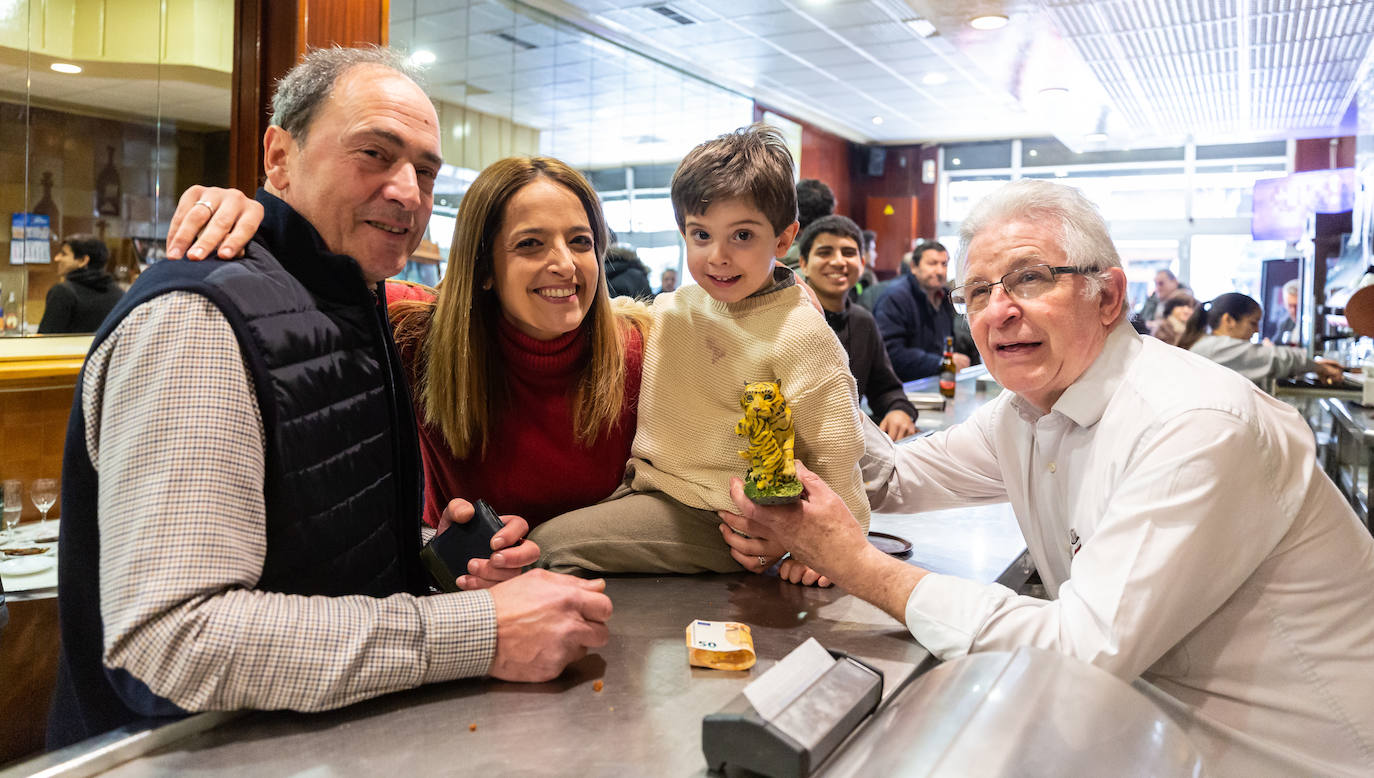 Ramón Sáenz, Loreto y el pequeño Enzo, tres generaciones de una misma familia junto a Martín. 