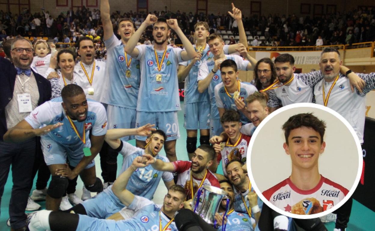 Rodrigo Jiménez celebra el título con sus compañeros. 