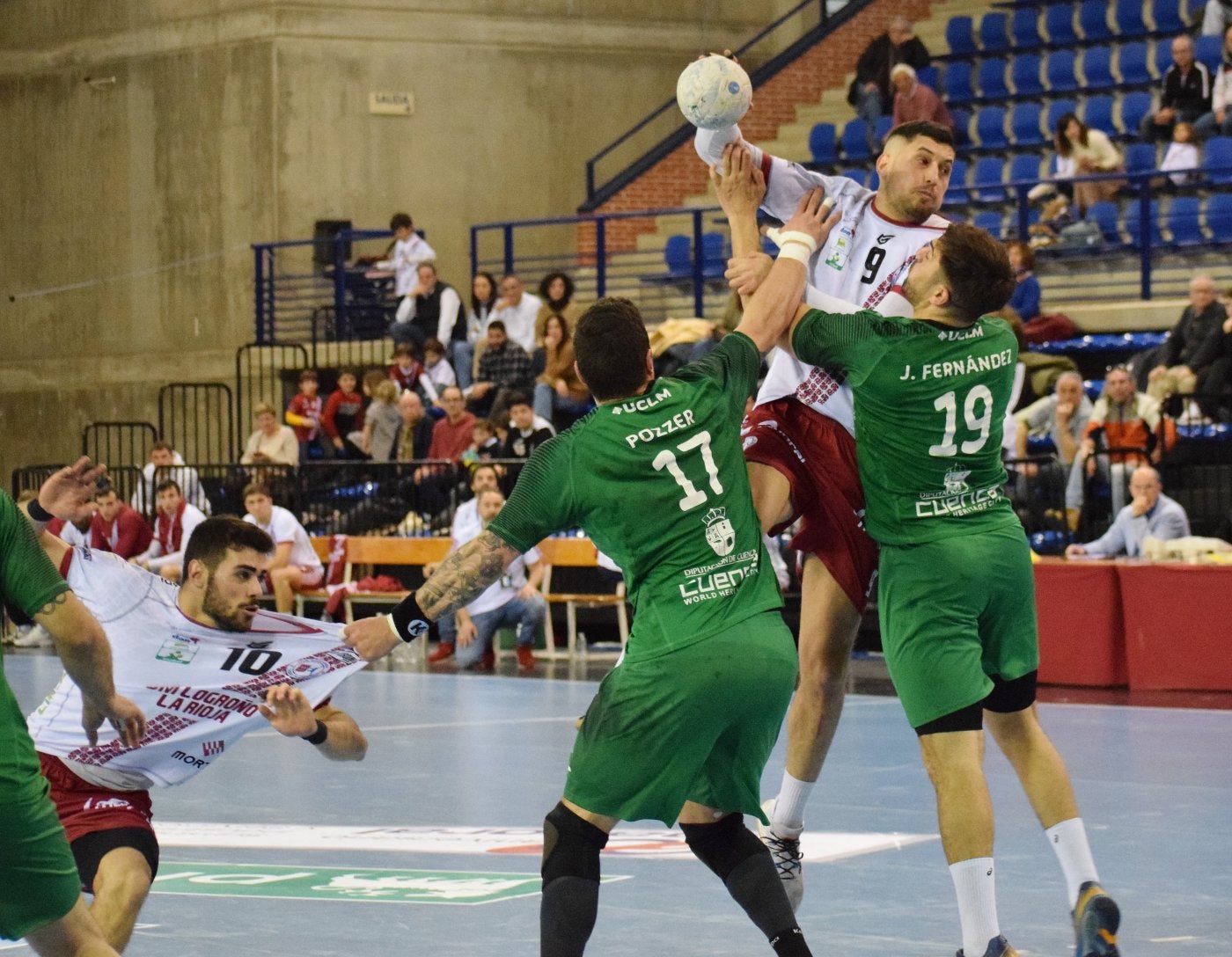 Juanjo Fernández intenta detener a Ismael El Korchi durante la victoria del Ciudad de Logroño ante Cuenca. 