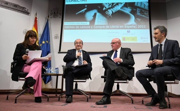 El Minisr de Cultuta Miquel Iceta junto a Daniel Fernández, presidente de la Federación de Gremios de Editores de España en la presentación del barómetro .