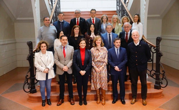 Foto de familia en la característica escalinata de la entrada principal. 