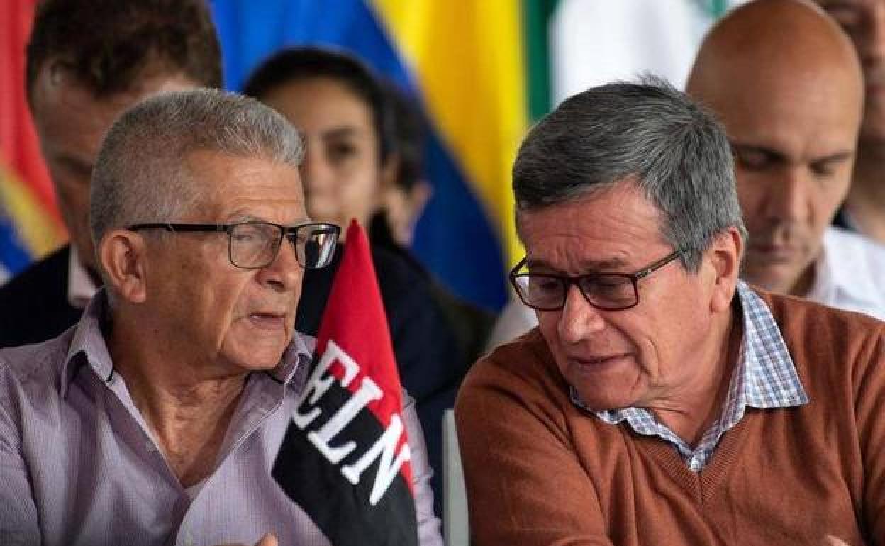 Los comandantes guerrilleros del Ejército de Liberación Nacional (ELN) de Colombia Pablo Beltrán y Aureliano Carbonell en la mesa de negociación instaurada en México.