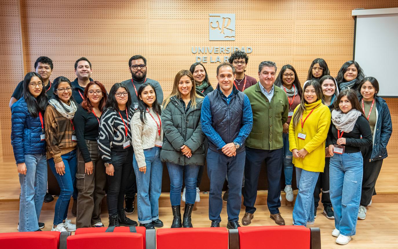 Grupo de estudiantes peruanos en la UR. 