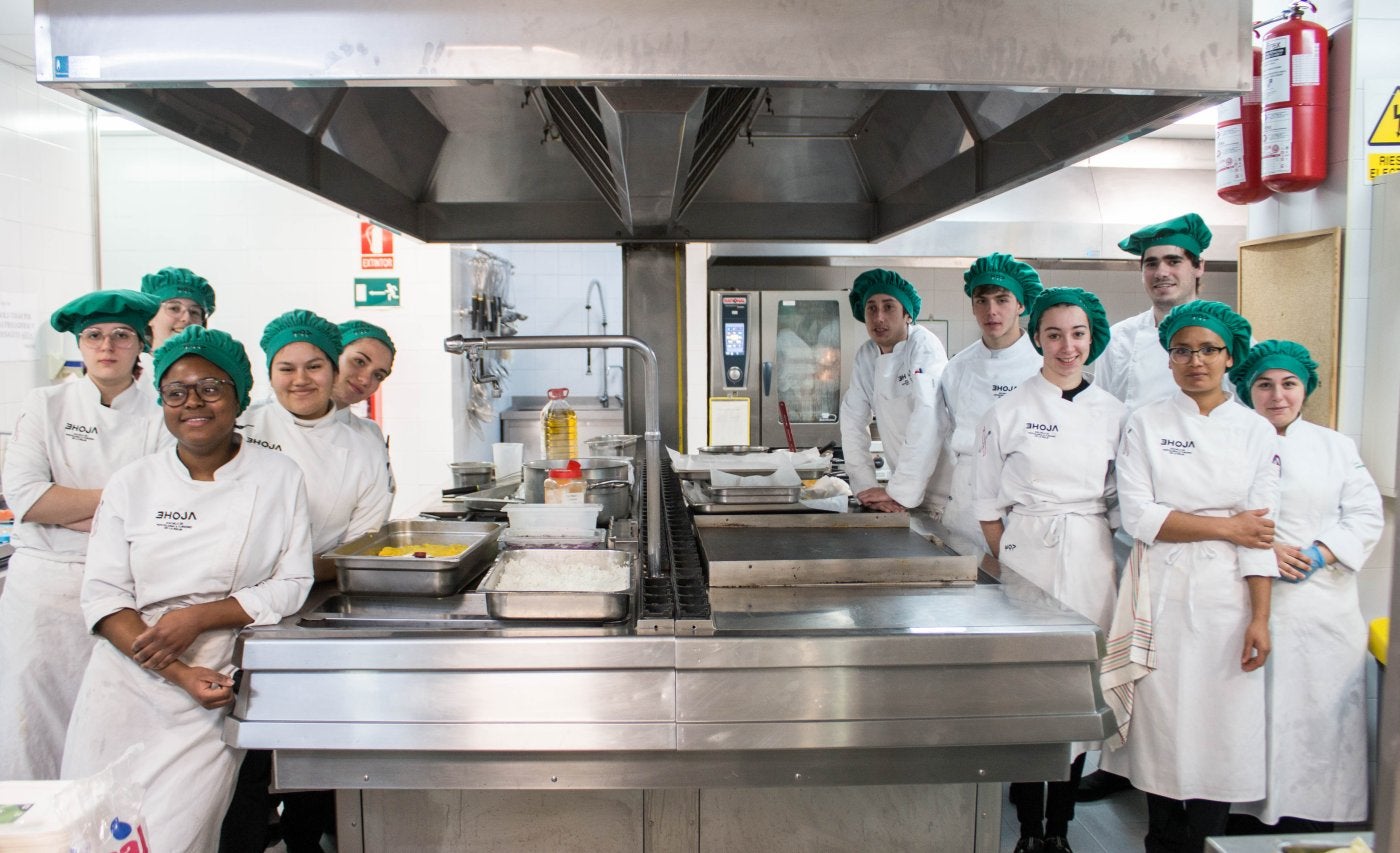 Los alumnos de 2º de Cocina, 'maquinistas' de la experiencia internacional culinaria ofrecida ayer por la Escuela de Hostelería y Turismo. 