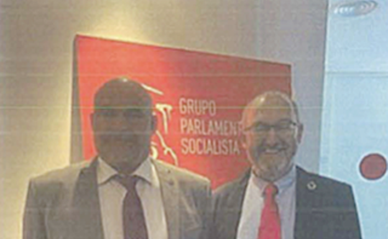 Foto del sumario en la que aparecen el 'mediador' Navarro Tacoronte y el exdiputado 'Tito Berni', durante una visita al Grupo Parlamentario Socialista del Congreso en febrero de 2021.