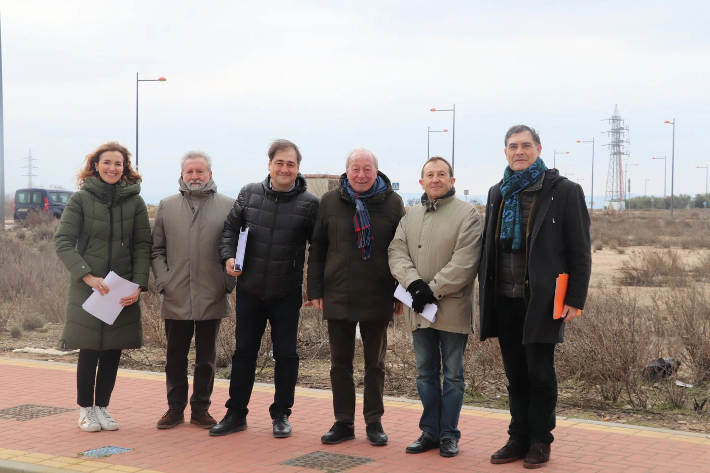 Responsables de Sepes y del Ayuntamiento recibieron ayer la finalización de la línea eléctrica, cuya última torreta en La Senda se ve al fondo. 