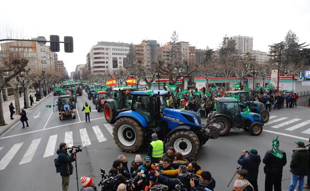 Los tractores de Asaja llegan al Espolón.