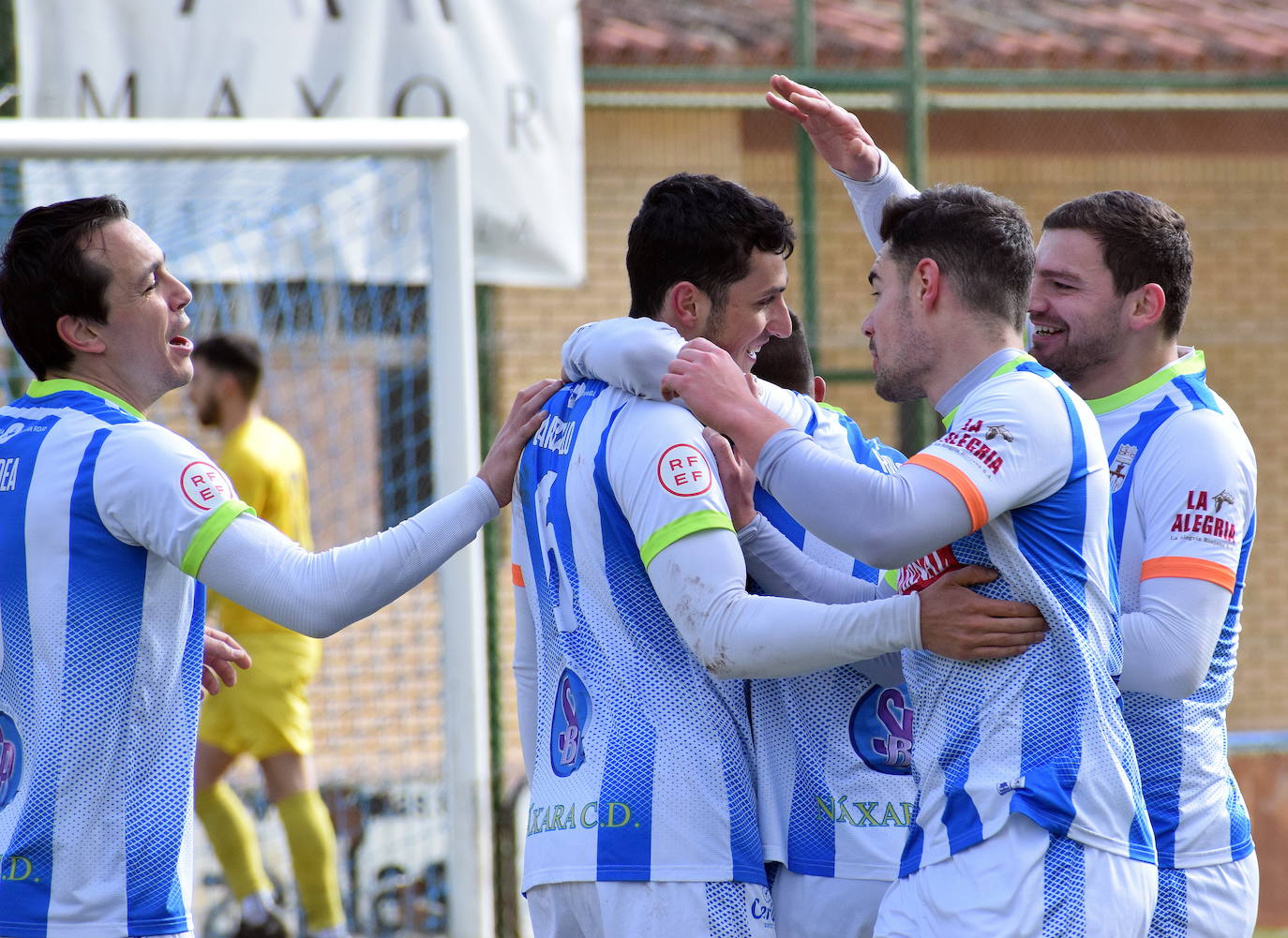 Celebración de la victoria que aupó al Náxara al liderato. 