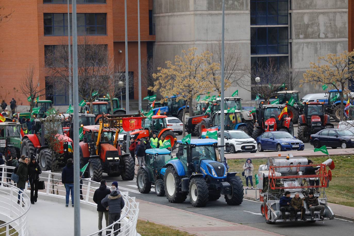 Fotos: La tractorada atraviesa la calle Chile y enfila Gran Vía