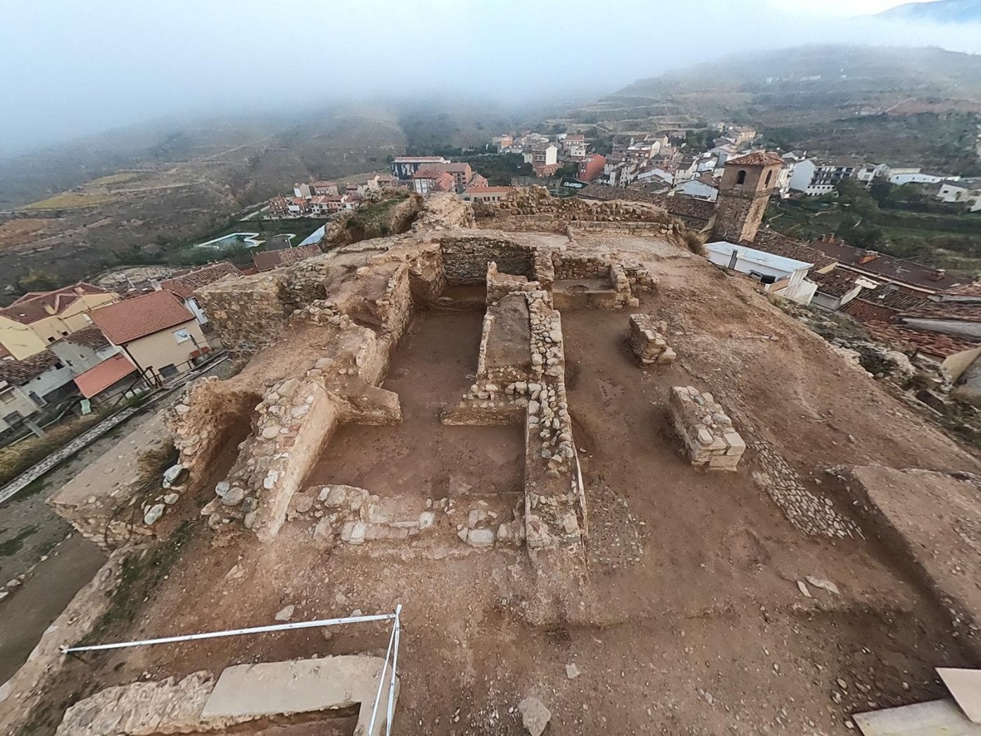 Vista aérea del castillo Señorío de Cameros con Nalda al fondo. 