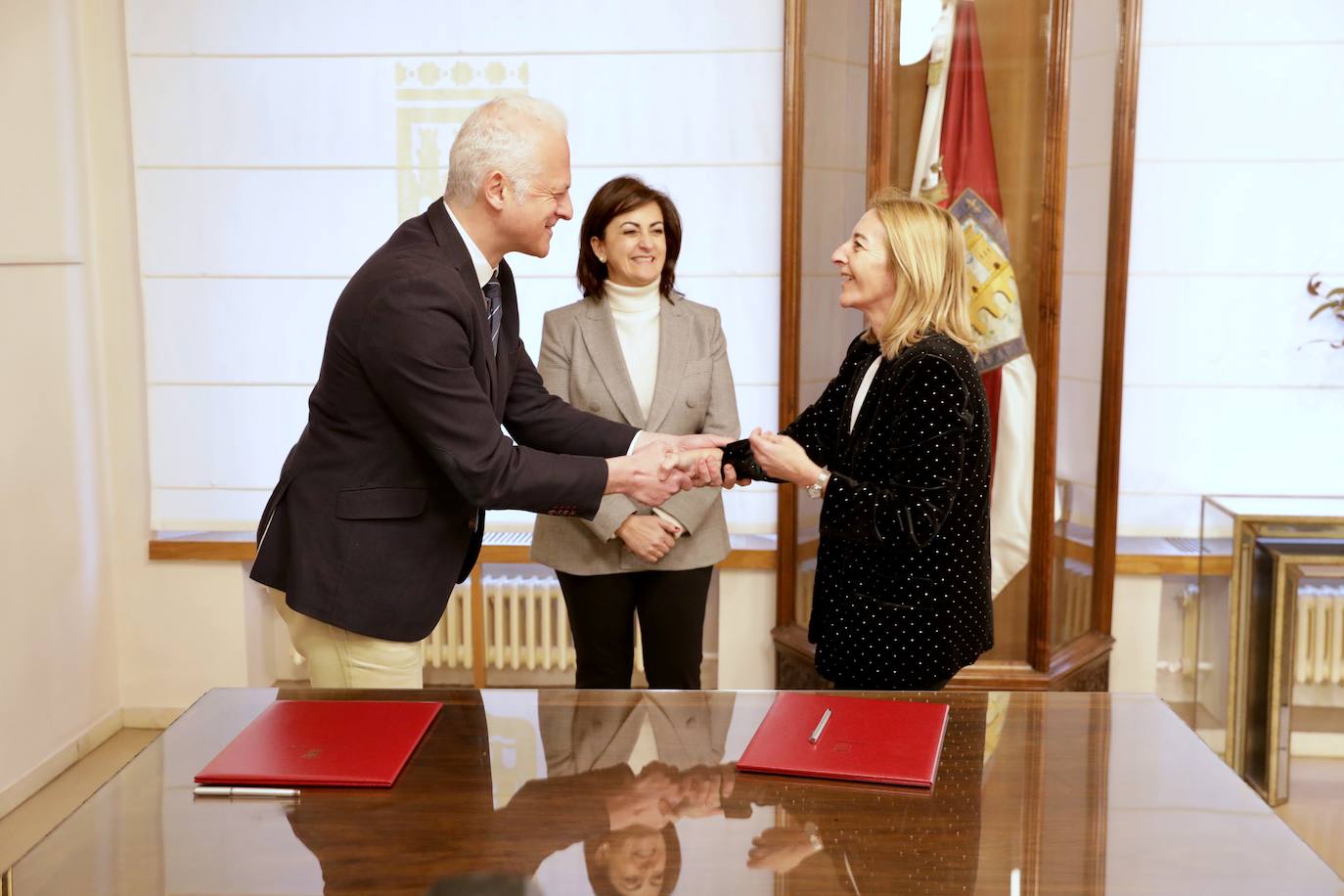 Firma del convenio entre Hermoso de Mendoza y Somalo, con la presencia de Concha Andreu. 