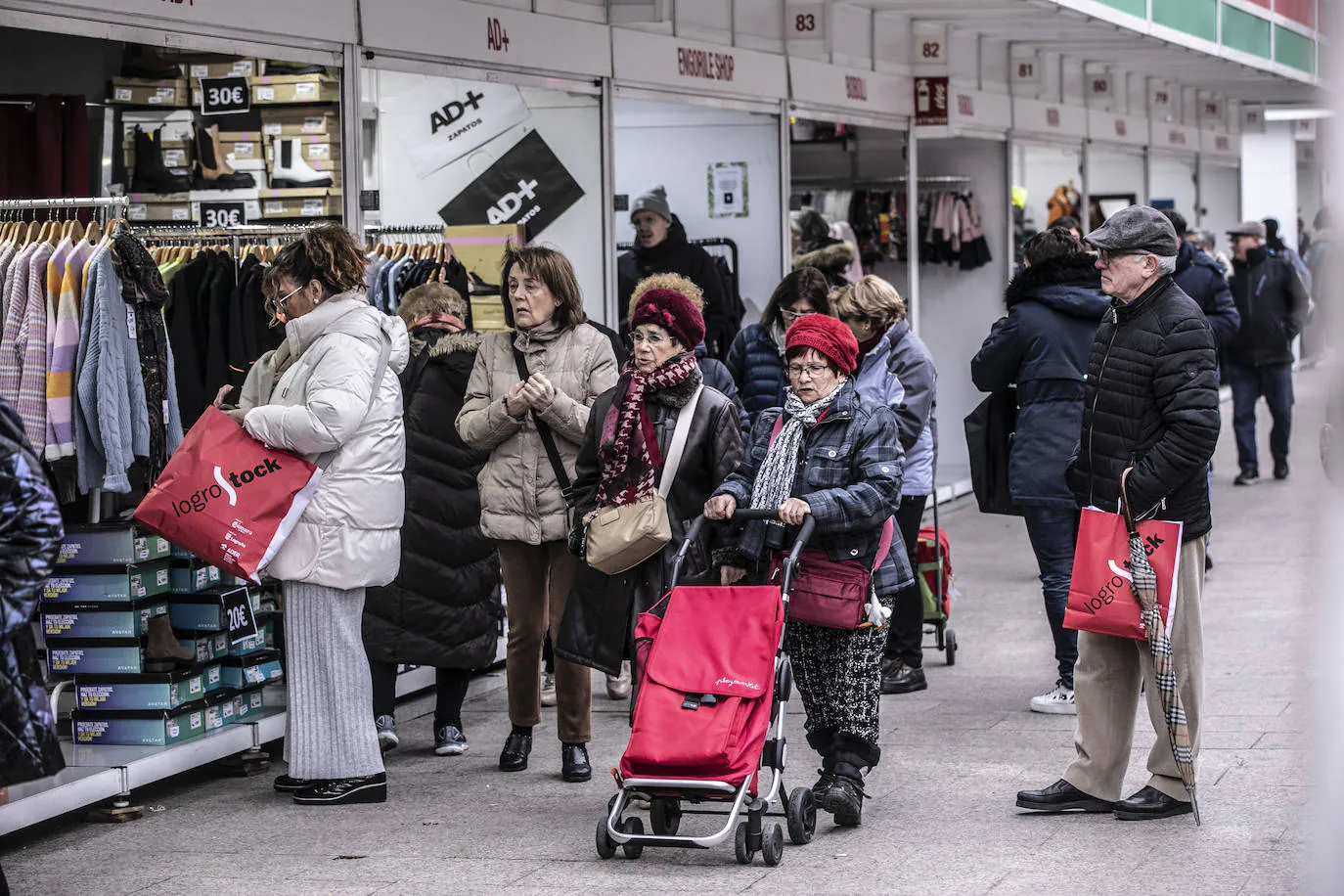 Fotos: Logrostock llena el centro de Logroño de gangas