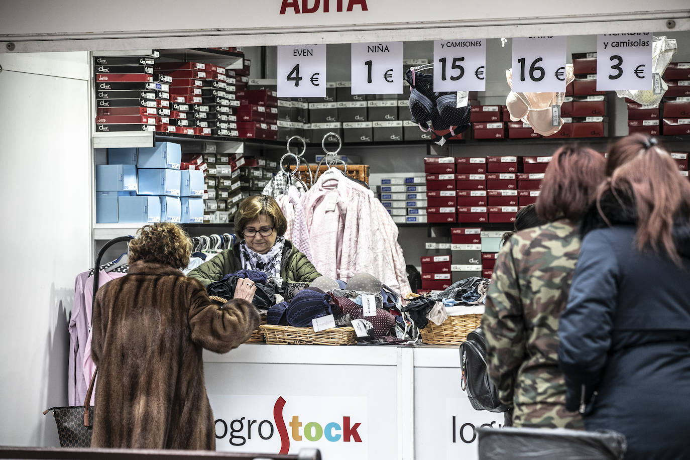 Fotos: Logrostock llena el centro de Logroño de gangas