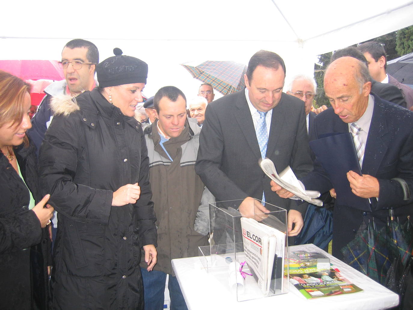 Luis Ruiz, a la derecha, con Loza y Sanz, durante el acto de colocación de la primera piedra del centro de día de Asprodema en Nájera. 