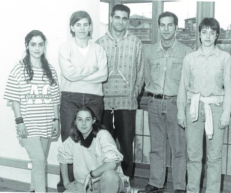 Imagen secundaria 1 - Miembros del Club Urbano, una de las actividades de la feria Urbania, en 1998, en el Mercadal y concierto del Calagurris Rock. 