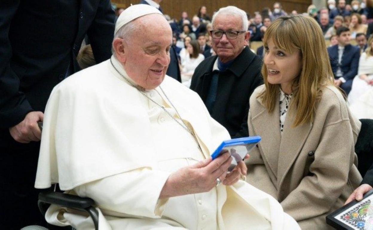 Cristina del Valle entrega a Francisco una copia de la película. 