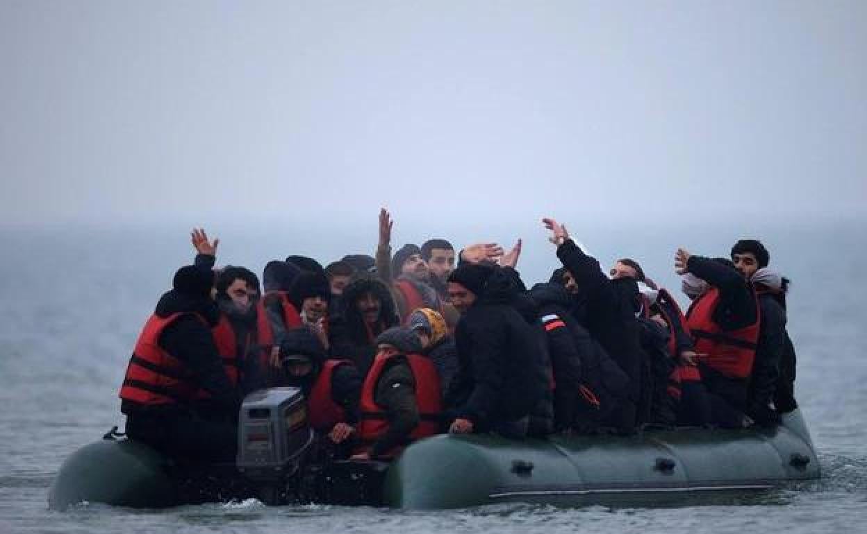 Un grupo de migrantes llega en bote al Reino Unido a través del Canal de la Mancha.