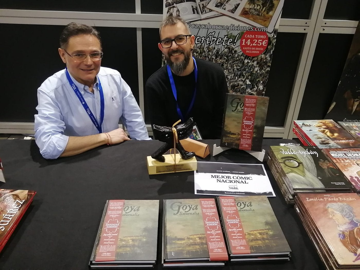 Manuel Romero y Manuel Gutiérrez, junto a su premio y su cómic, en el Salón de Valencia. 