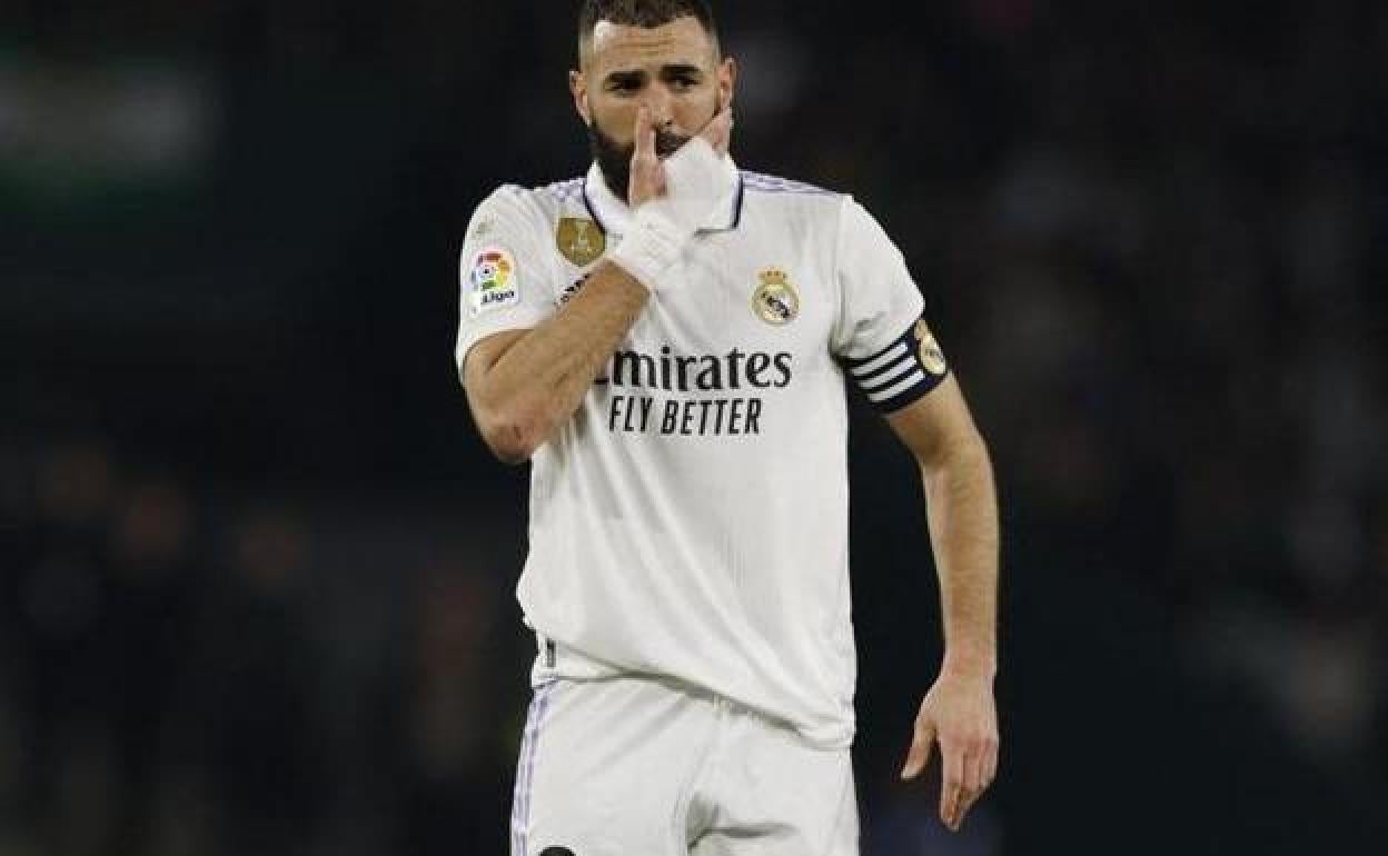 Karim Benzema, meditabundo durante el partido ante el Betis.