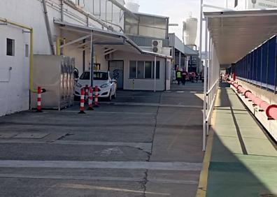 Imagen secundaria 1 - La empresa Cartonajes Santorromán, esta mañana. A la derecha, furgoneta del trabajador fallecido. 