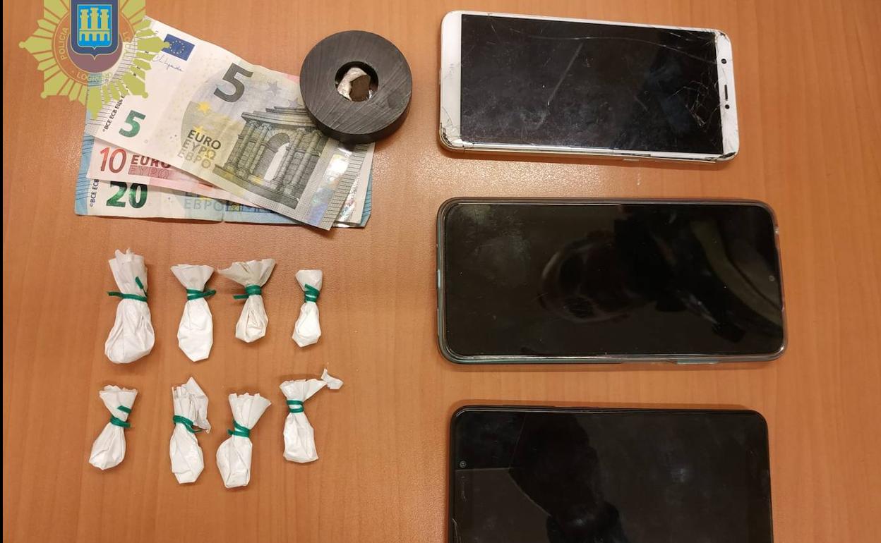 Efectos hallados en el vehículo del detenido. 