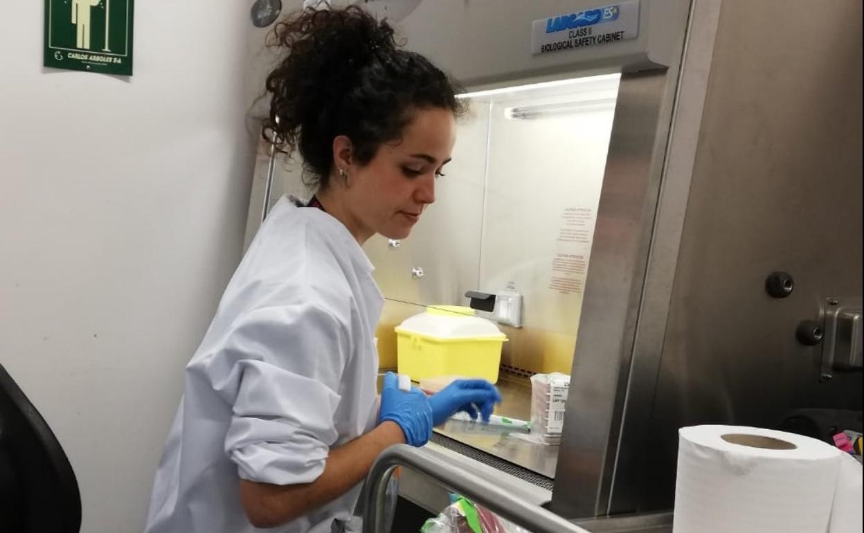 Ana Jiménez en el laboratorio durante su doctorado. 