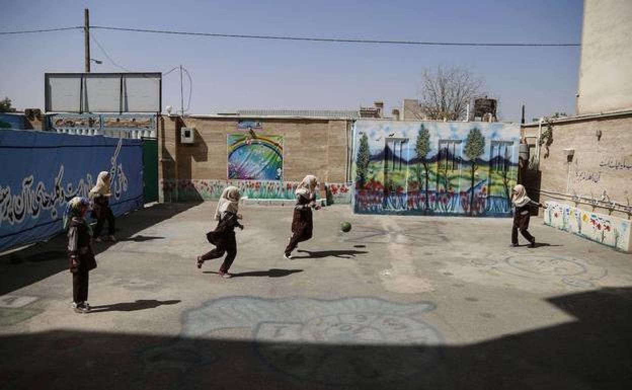 Varias niñas juegan en una escuela de Teherán.