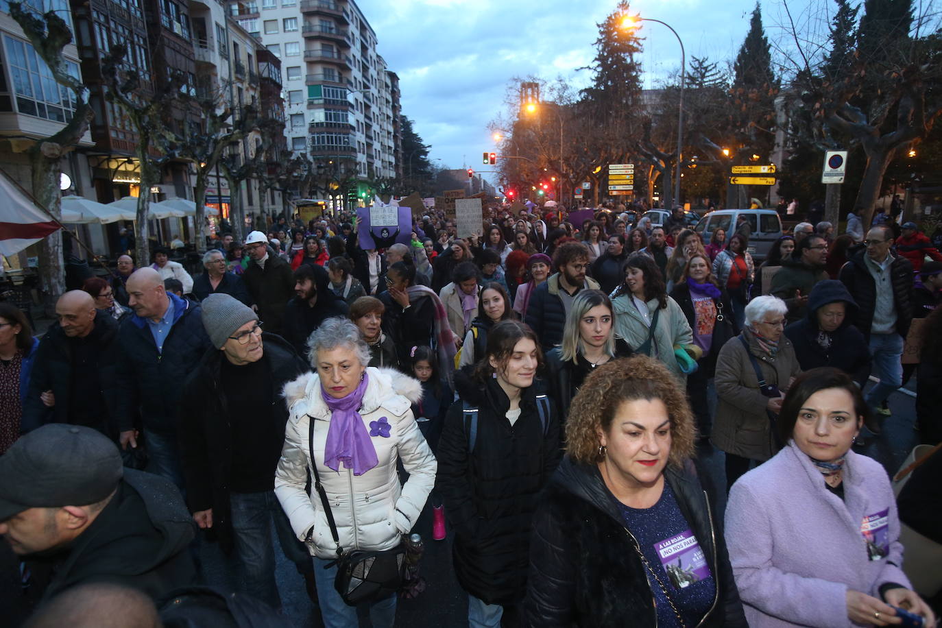 Fotos: Manifestación del 8M en Logroño bajo la lluvia