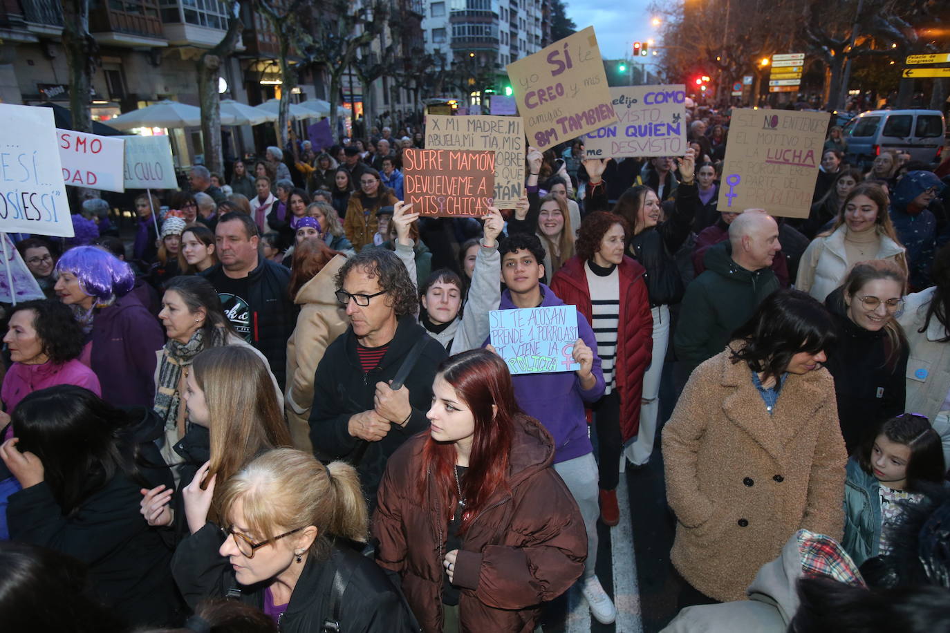 Fotos: Manifestación del 8M en Logroño bajo la lluvia