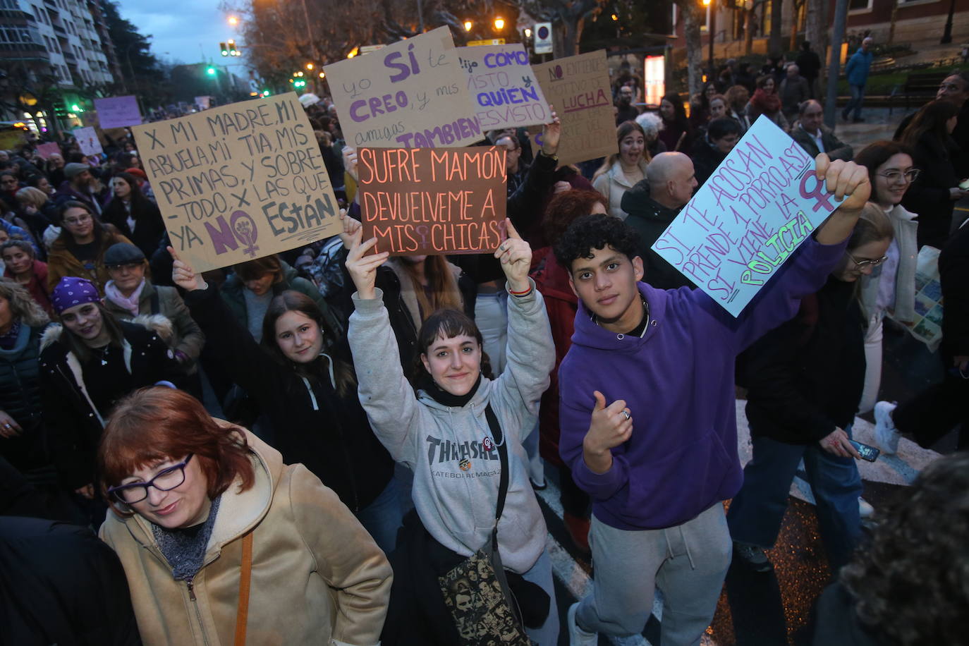 Fotos: Manifestación del 8M en Logroño bajo la lluvia